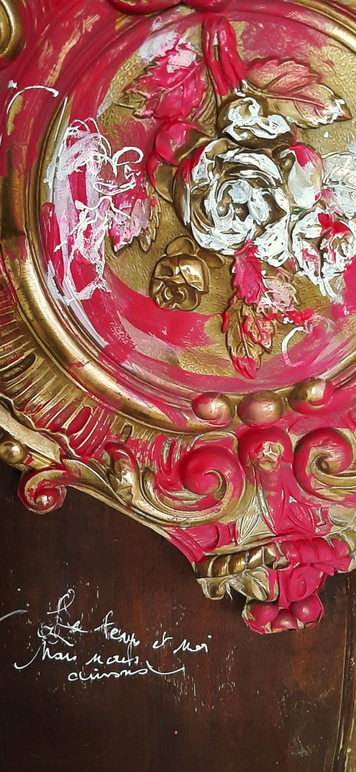 detail dThe time and me, contemporary composite sculpture of a Normandy long-case clock sticking its tougue out, artist Piet.sO 2025.