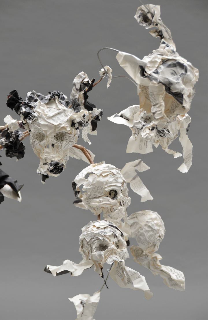 Maudit y es-tu ? - Piet.sO  2014 installation sculpture aux vanités en papier créee pour le Musée Félicien Rops, 2014.