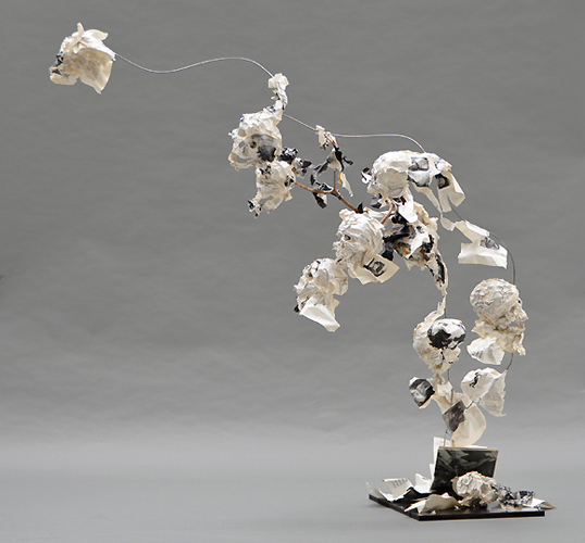 Maudit y es-tu ? - Piet.sO  2014 installation sculpture aux vanités en papier créee pour le Musée Félicien Rops, 2014.