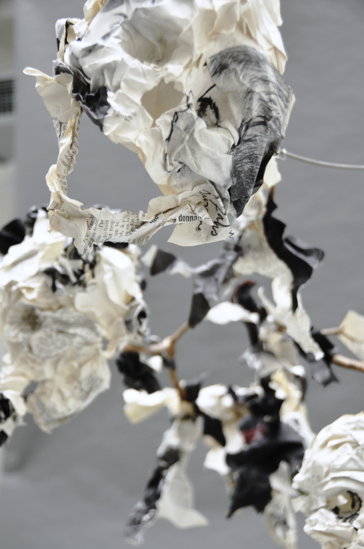 Maudit y es-tu ? - Piet.sO  2014 installation sculpture aux vanités en papier créee pour le Musée Félicien Rops, 2014.