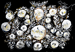 dessin contemporain des bijoux volés au Louvre, galerie Apollon en 2025. Les perles  artiste contemporaine Piet.sO