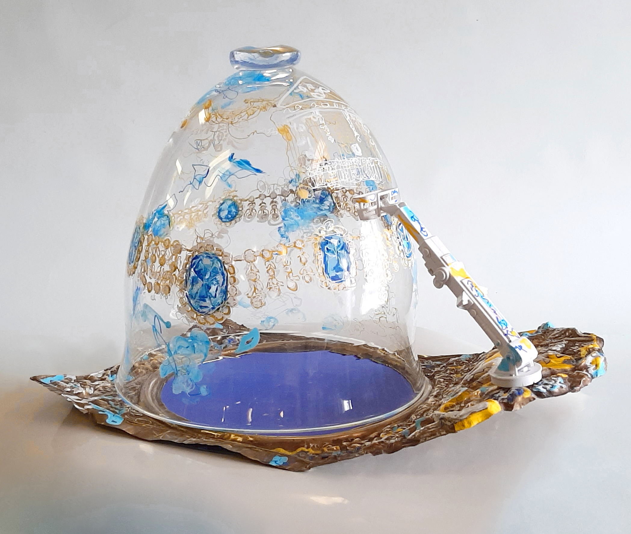 sculpture contemporaine composite, globe en verre, plaque de cuivre, jouet, dessin au feutre acrylique. En référence aux bijoux volés au Louvre, Gallery Apollon en 2025.