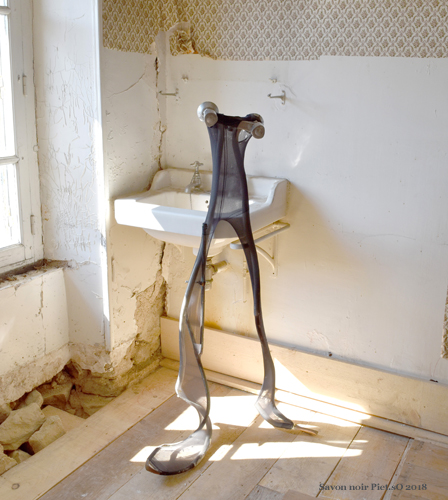 tapwater, art installation, Piet.sO 2018, black tights, washbasin, piping in an old hotel-studio.