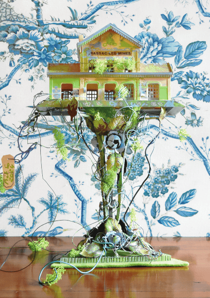 sculptures contemporaines - gares installation dans le château d'Aulteribe, dépôt de mémoire et souvenirs heureux dans les tiroirs des meubles. 