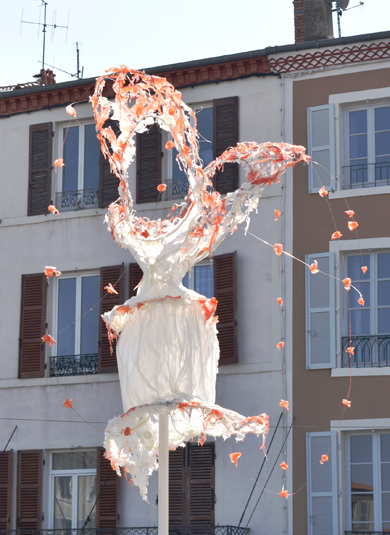 the skin of the sardine, dress sculpture in resin of Piet.sO, Art dans la ville 2022, Halle aux grains, Issoire.