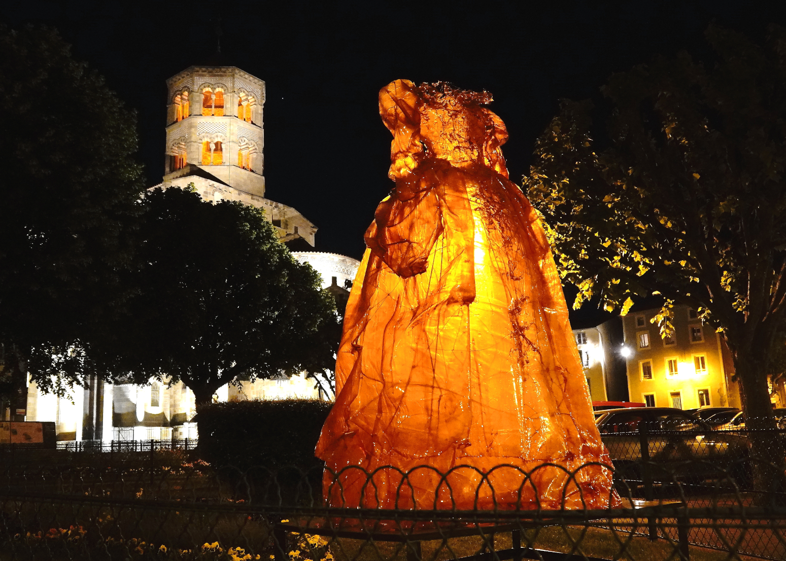 Piet.sO , sculpture monumentale , robe rouge en résine , Red in red - vue de l'exposition MERVEILLEUSES DISPARITIONS - expo personnelle - Art dans la ville, Issoire (63)